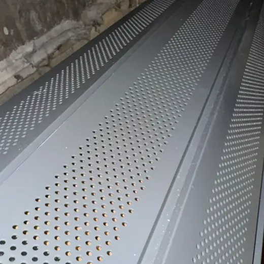 Paño de persiana metálica microperforada nueva, con los agujeros redondos a la vista